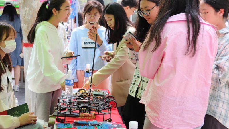 随着AI技术的不断发展和应用场景的拓展，人工智能应用公司将呈现以下发展趋势：